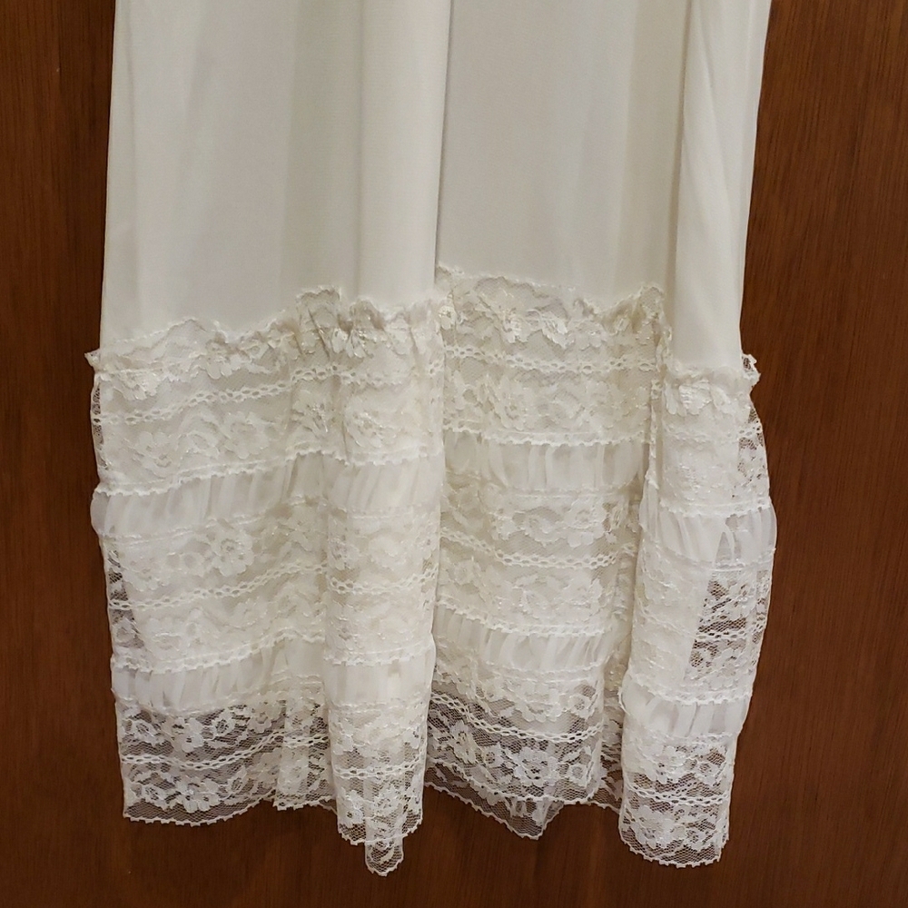 Elegant Vintage Cream/White Lace Slip - Picture 4 of 13
